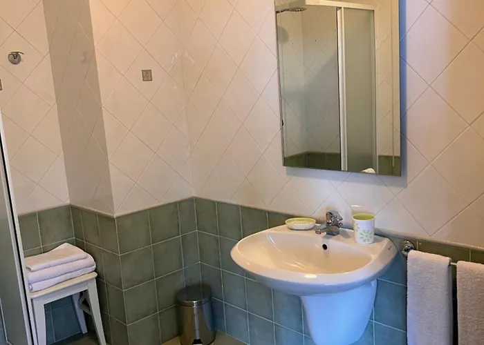 In Angisi Pensión 4*